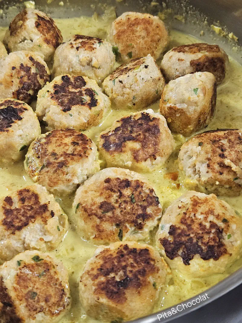 Boulettes de poisson, sauce curry coco citron vert à la thaïe