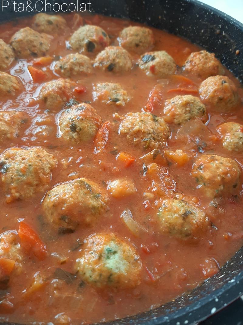 Boulettes de poisson sauce rouge