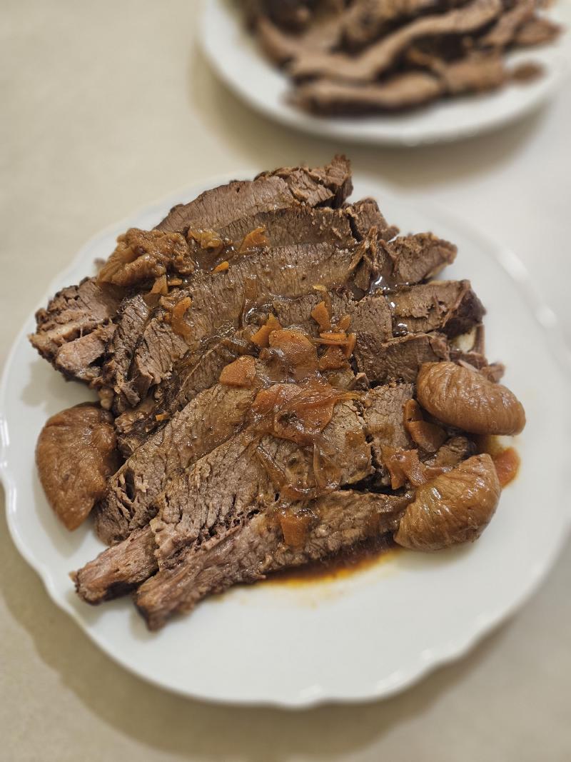 Brisket de bœuf braisé aux figues, sauce au vin