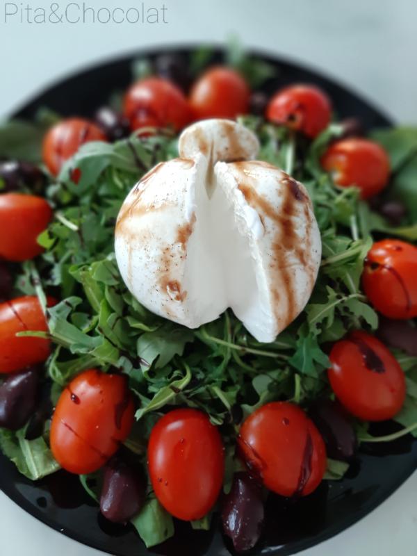 Burrata tomates cerises sur lit de roquette