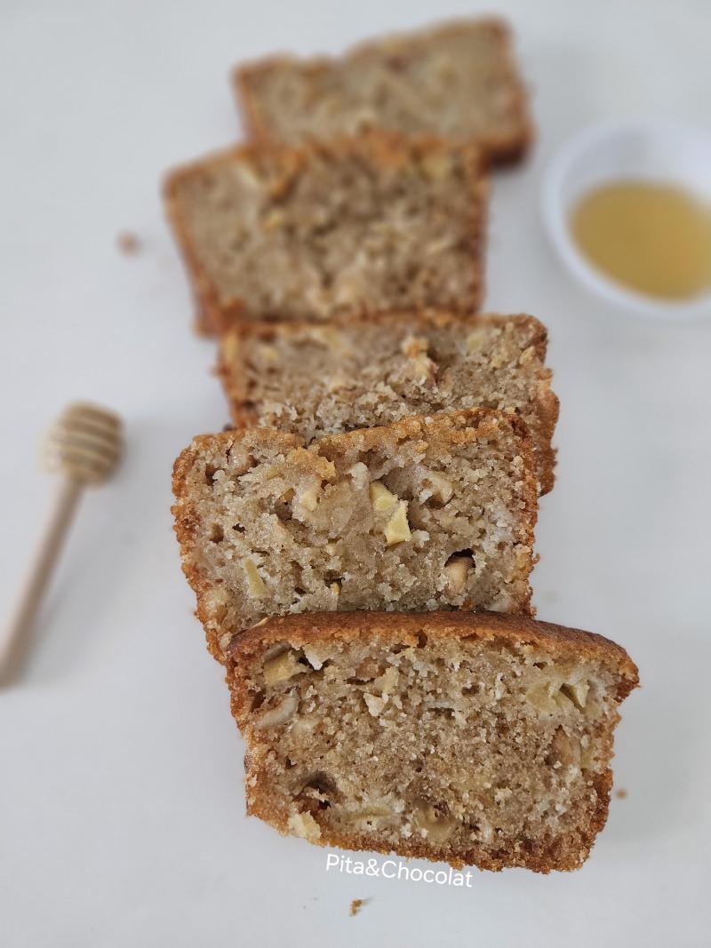 Cake au miel, pommes et noisettes