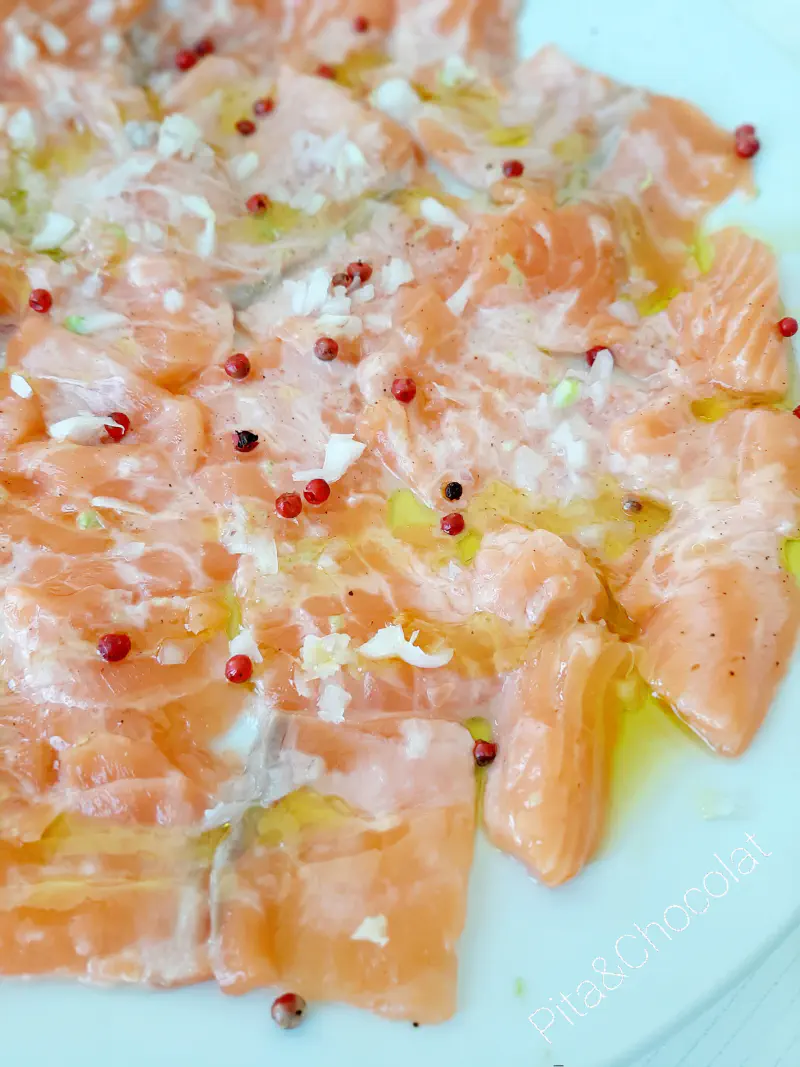 Carpaccio de saumon aux baies roses et citron vert