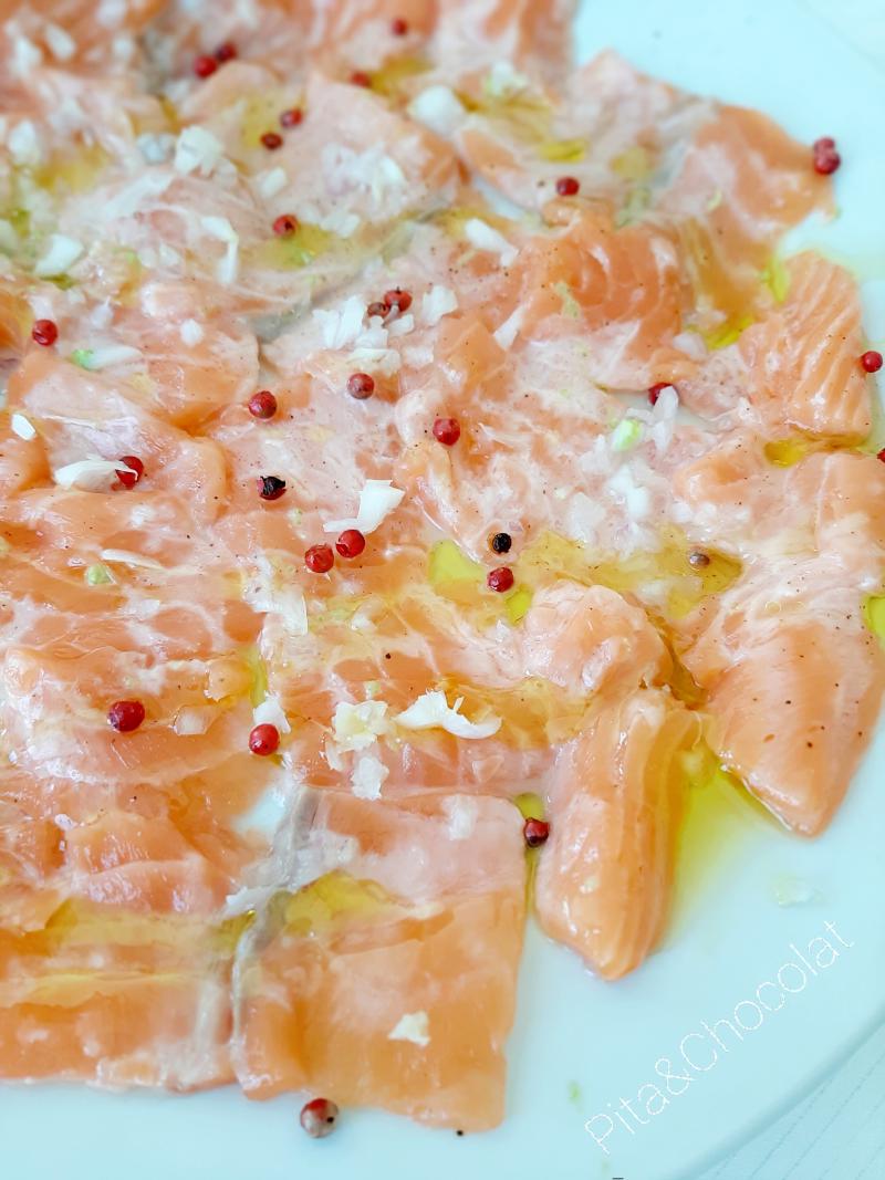 Carpaccio de saumon aux baies roses et citron vert