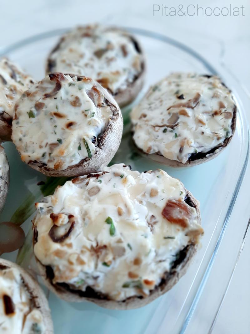 Champignons farcis au fromage et fines herbes