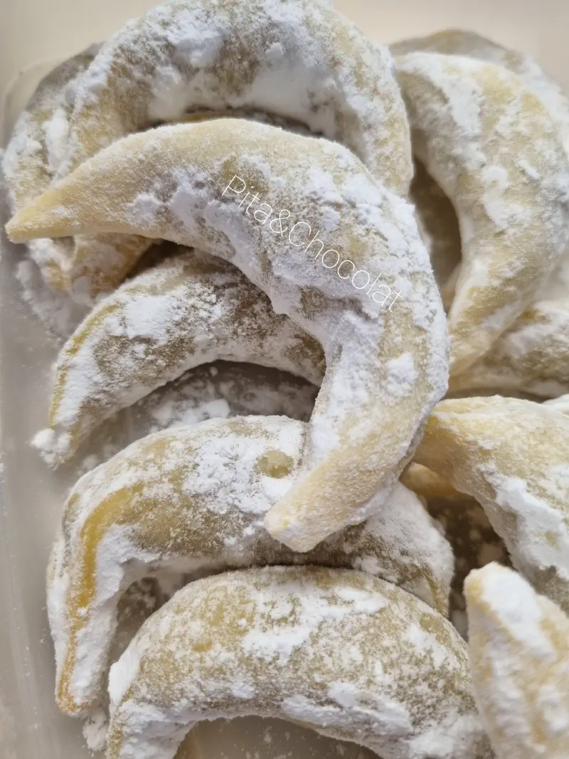 Cornes de gazelle à la pâte d'amande et fleur d'oranger