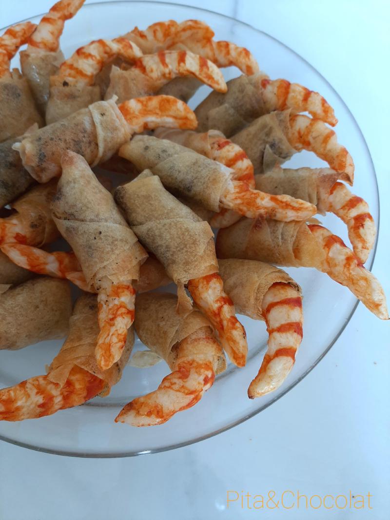 Crevettes au basilic en feuilles de brick croustillantes