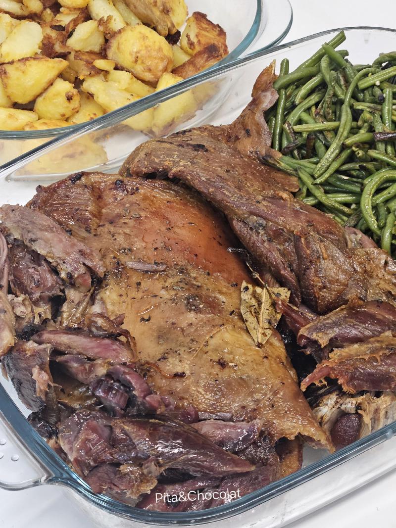 Epaule d'agneau confite aux herbes et ail [à la française]