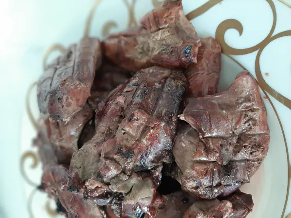 Grilled livers with caramelized onions