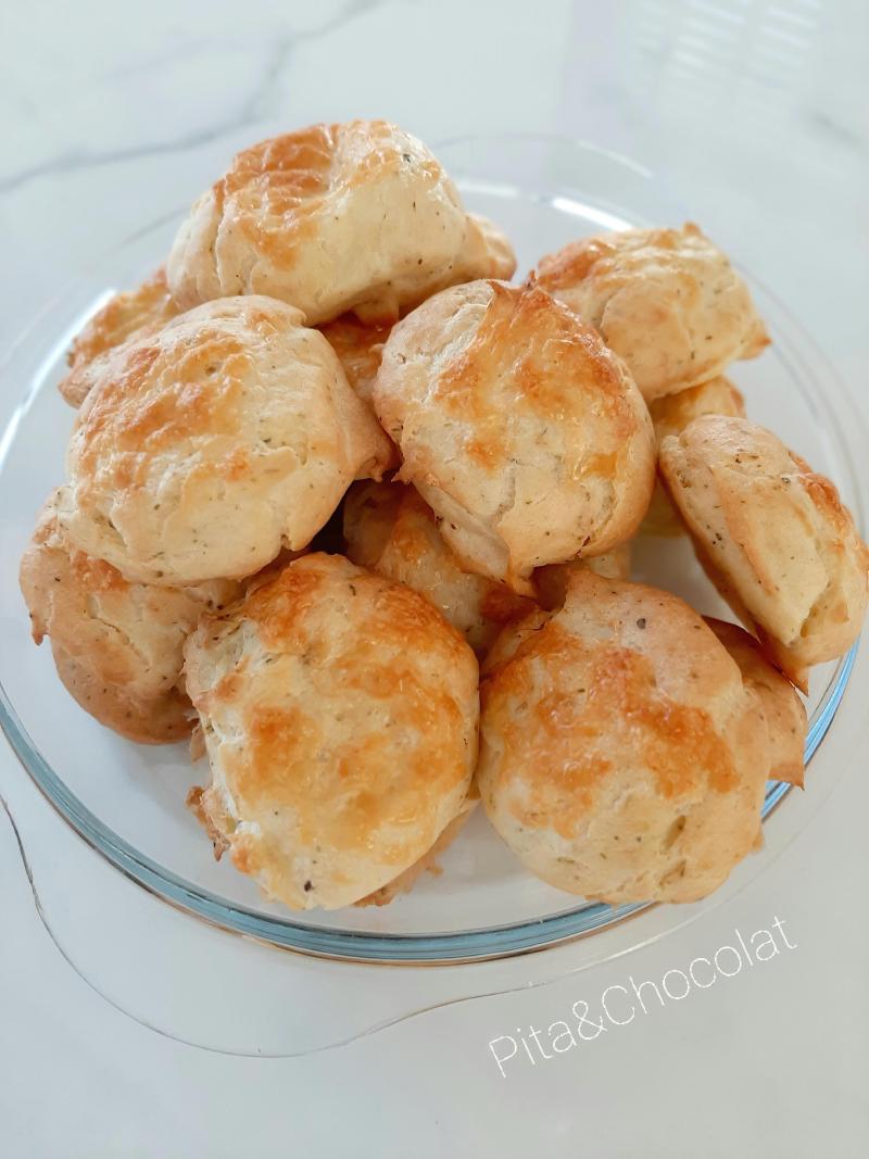 Gougères au fromage et aux herbes de Provence