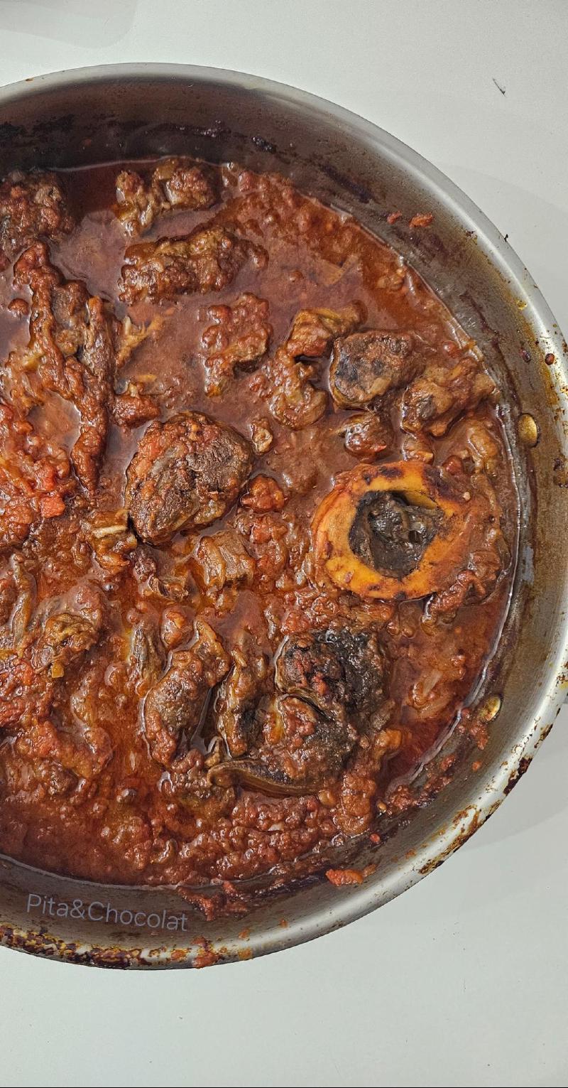 Jarret de bœuf mijoté à la sauce tomate