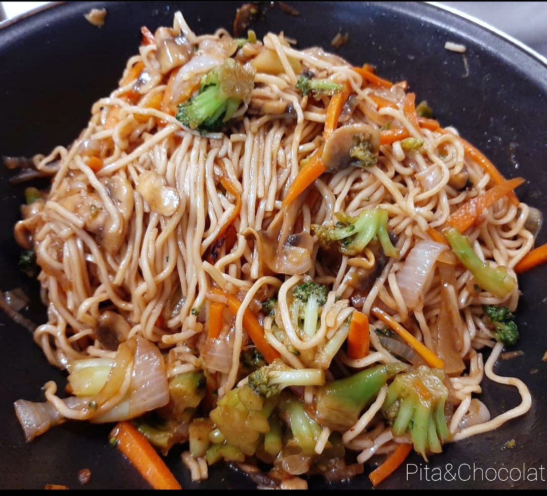 Chow Mein (recette facile de nouilles sautées aux légumes) - Free