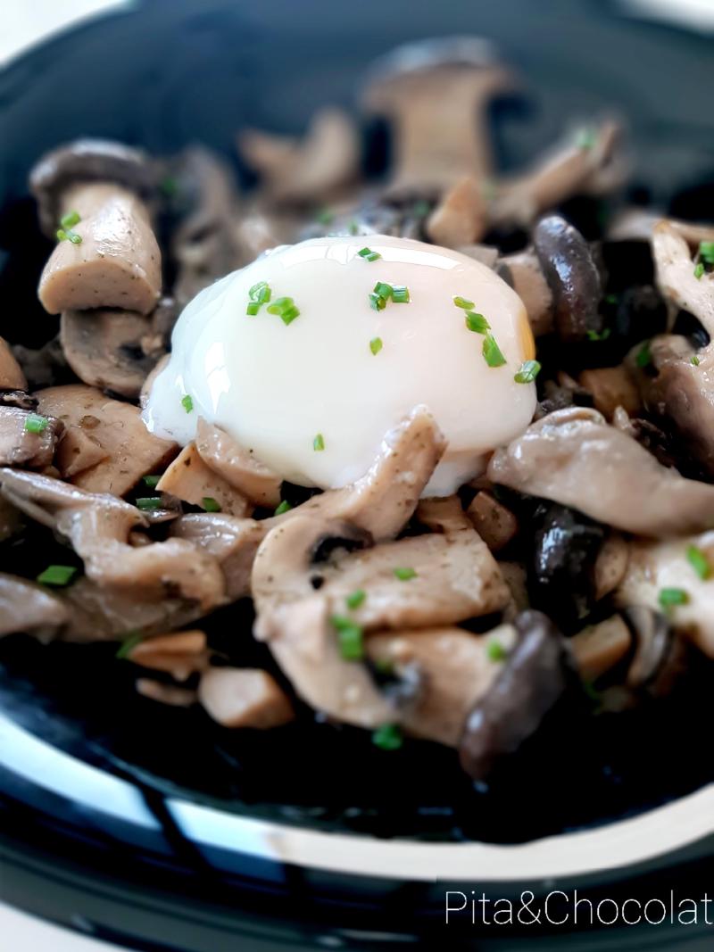 Poêlée de champignons en persillade et œuf parfait