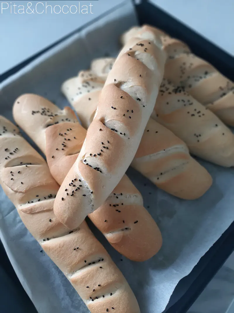 Pain italien tunisien à l'huile d'olive et nigelle
