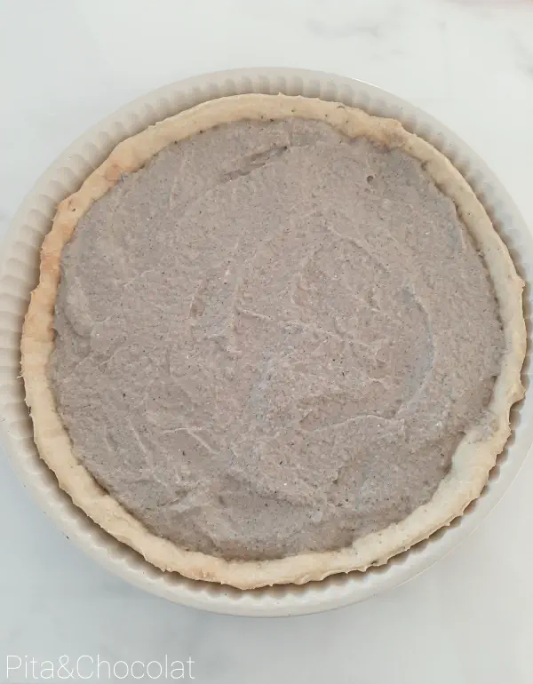 Preparing mushroom cream tart