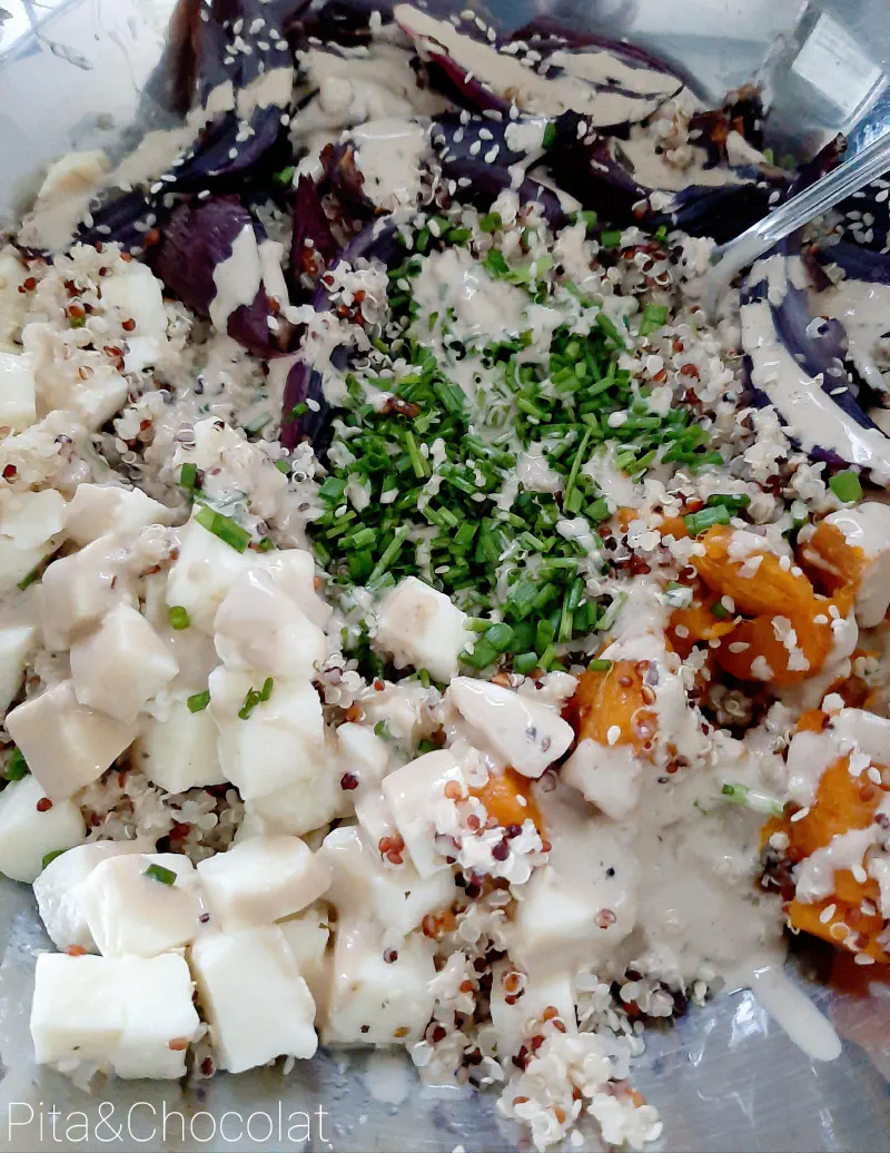 Trio de quinoa, haloumi, patates douces et oignons rôtis