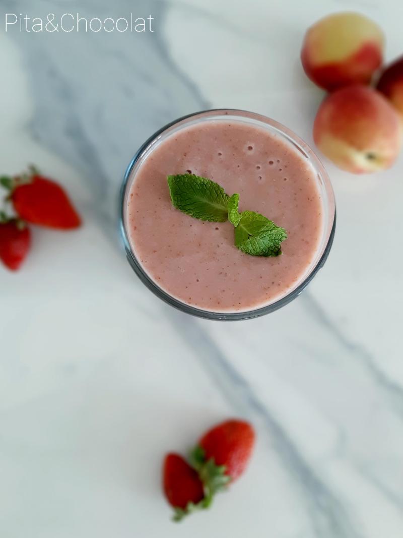 Smoothie fraises, pêches, bananes au lait d'amande