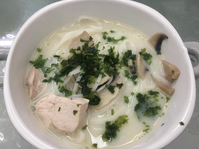 Soupe Tom Kha Kaï - soupe thaïlandaise de poulet au lait de coco
