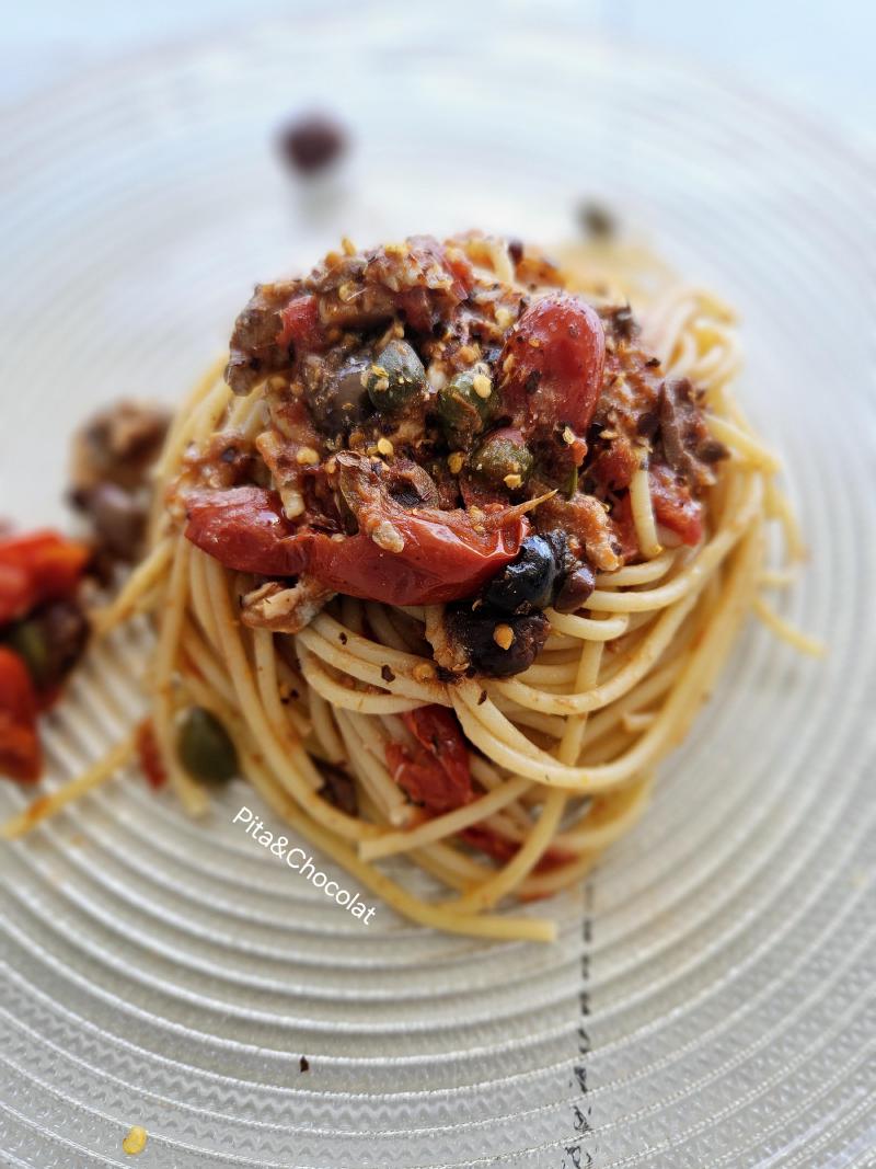 Spaghetti alla puttanesca - tomates, anchois, olives, câpres