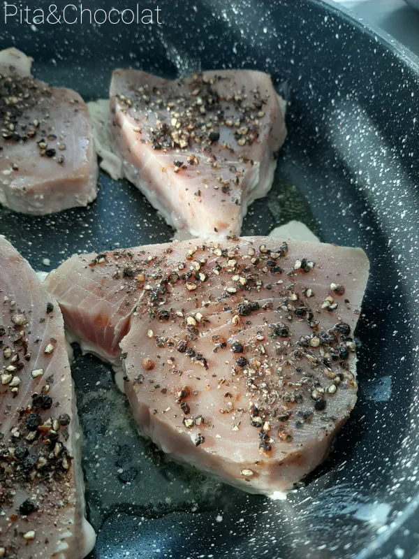 Tuna steak with peppercorn sauce