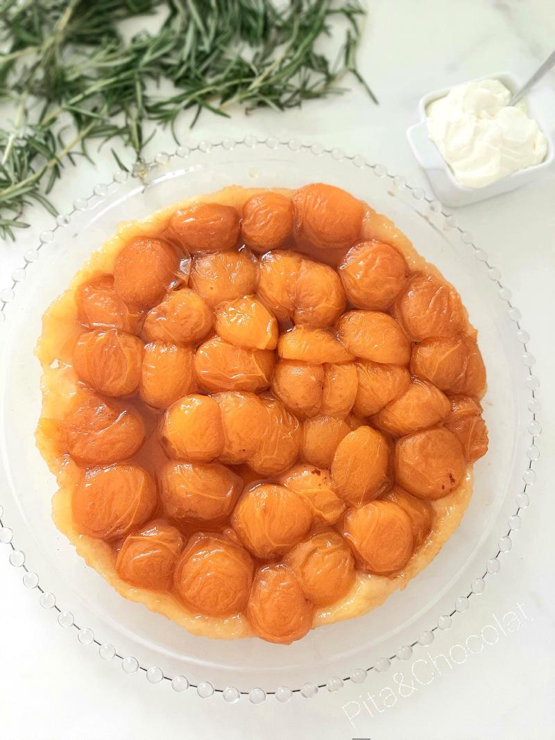 Tatin d'abricots au miel et romarin